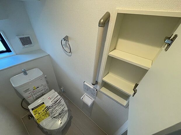 壁厚収納つきのトイレです