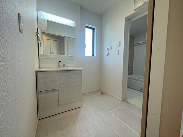 三面鏡タイプの洗面化粧台です