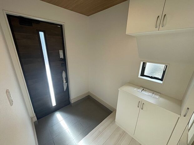 玄関にも窓がありますので、こもりがちな空間の換気に役立ちます