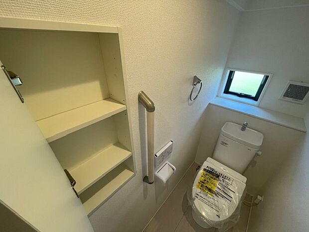 壁厚収納つきのトイレです