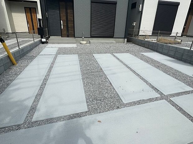 駐車スペースは並列2台分ございます