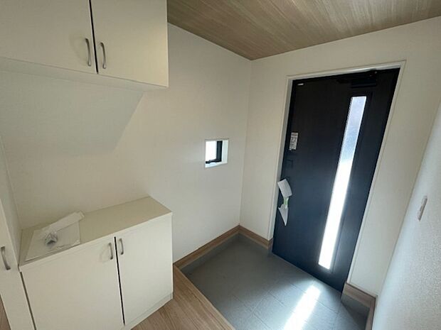 玄関にも窓がありますので、こもりがちな空間の換気に役立ちます