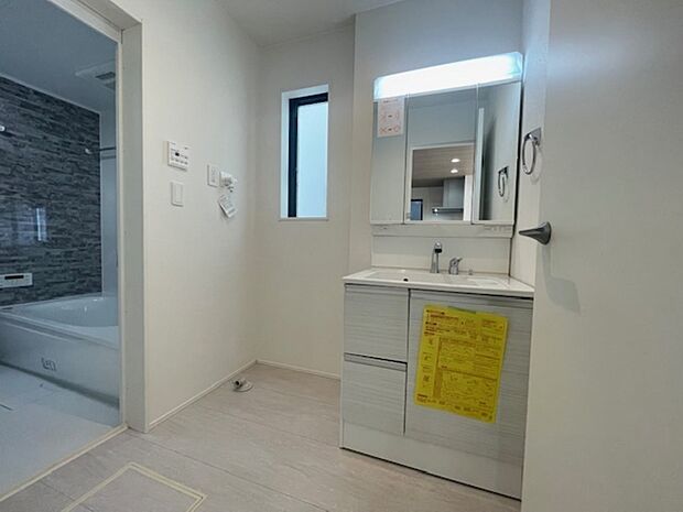 三面鏡タイプの洗面化粧台です