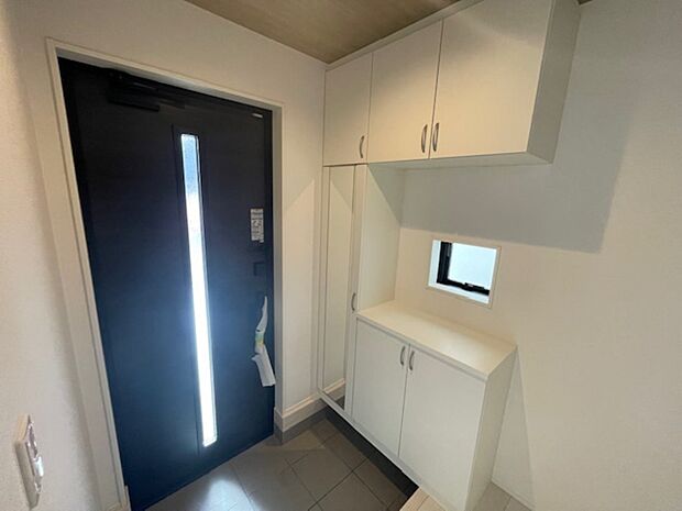 玄関にも窓がありますので、こもりがちな空間の換気に役立ちます