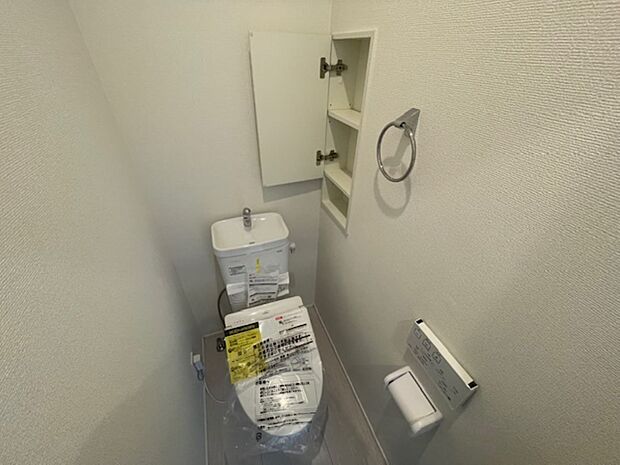 壁厚収納つきのトイレです
