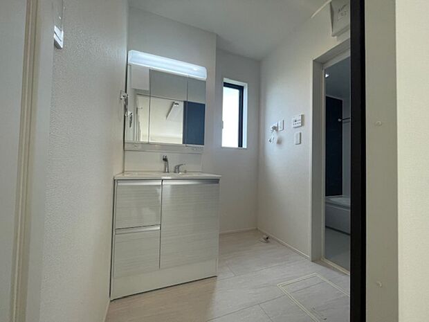 三面鏡タイプの洗面化粧台です