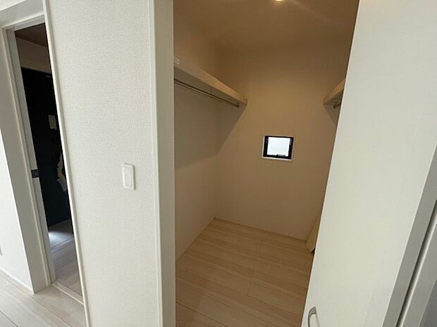 リビングに隣接のウォークインクローゼットです。パントリーとしてもお使いいただけます。