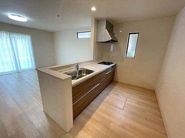 人造大理石トップのシステムキッチン