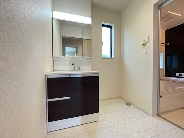 三面鏡タイプの洗面化粧台です