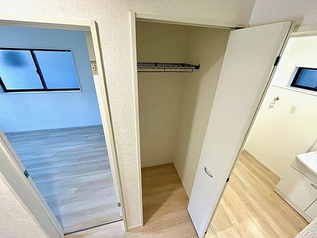 玄関ホールにも収納があります。コート掛けなどに重宝します。