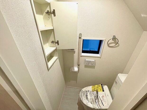 壁厚収納つきのトイレです