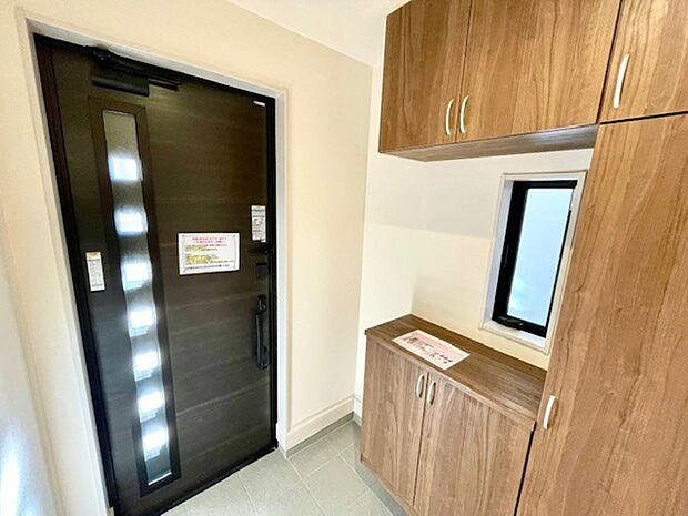 採光仕様の玄関ドアと窓もありますので、程よい明るさのある玄関スペースです