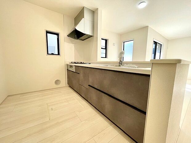 人造大理石トップのシステムキッチン