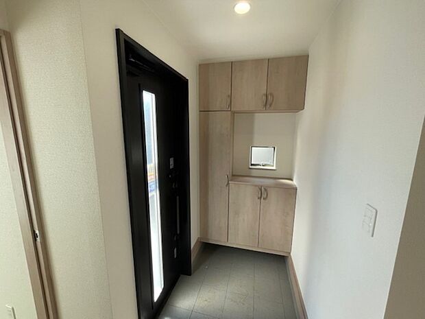 玄関にも窓がありますので、こもりがちな空間の換気に役立ちます