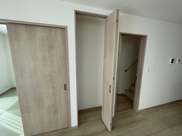 リビングにも収納スペースがあります