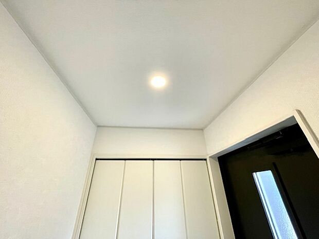玄関上部の照明器具は人感センサータイプです
