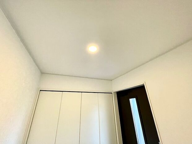 玄関上部の照明器具は人感センサータイプです