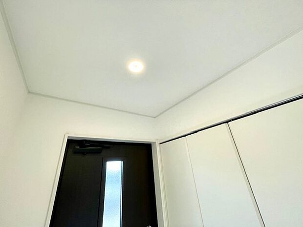 玄関上部の照明器具は人感センサータイプです