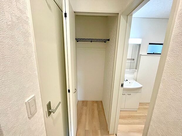 クリーナーの収納にも役立つホール収納