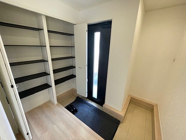 ベビーカーなどの収納に便利な、シューズインクロークのある玄関です。