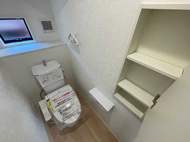 壁厚収納つきのトイレです