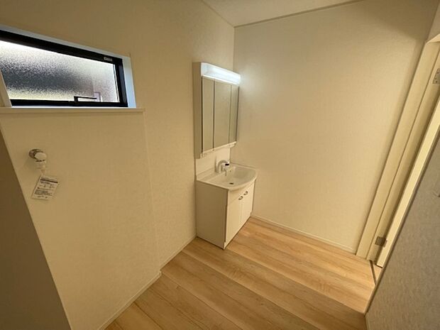 洗面所は広めのスペースになっていますので、洗濯を置いても洗面台の隣りにラックなどを置いていただけます