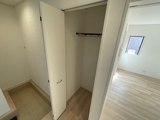 クリーナーの収納にも役立つホール収納