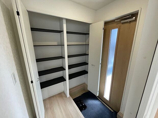 採光仕様の玄関ドアですので、暗くなりがちな玄関も明るい空間になります。