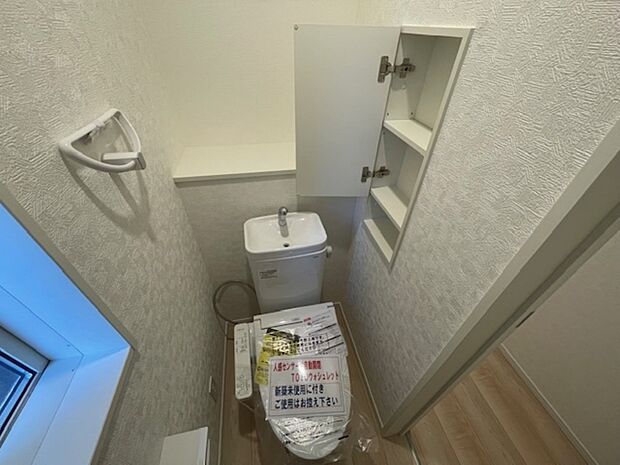 壁厚収納つきのトイレです