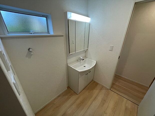 三面鏡タイプの洗面化粧台です