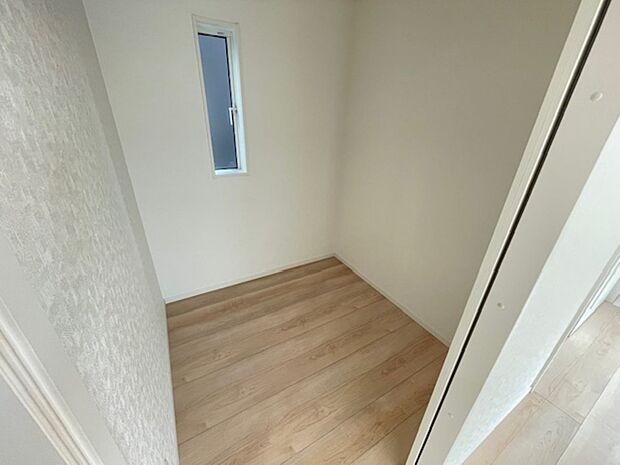 リビングに隣接した納戸です