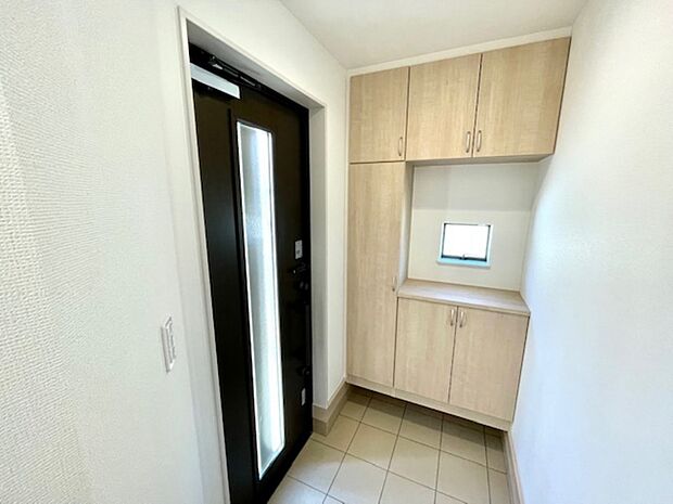 玄関にも窓がありますので、こもりがちな空間の換気に役立ちます。