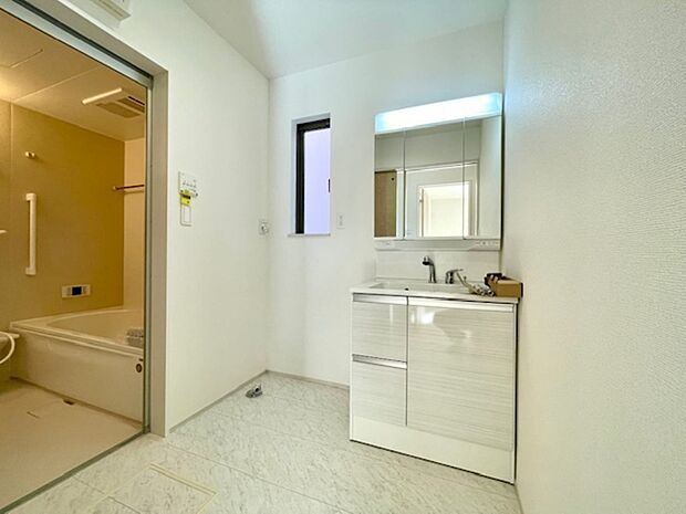 三面鏡タイプの洗面化粧台です