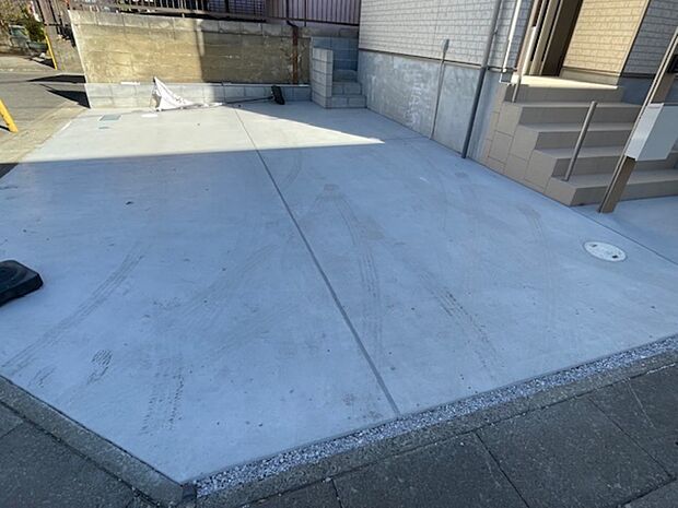 駐車スペースは並列2台分ございます