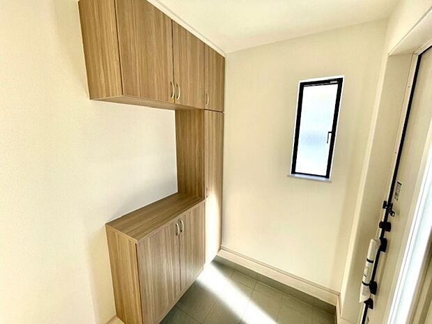 玄関にも窓があり、こもりがちな空間の換気に役立ちます。