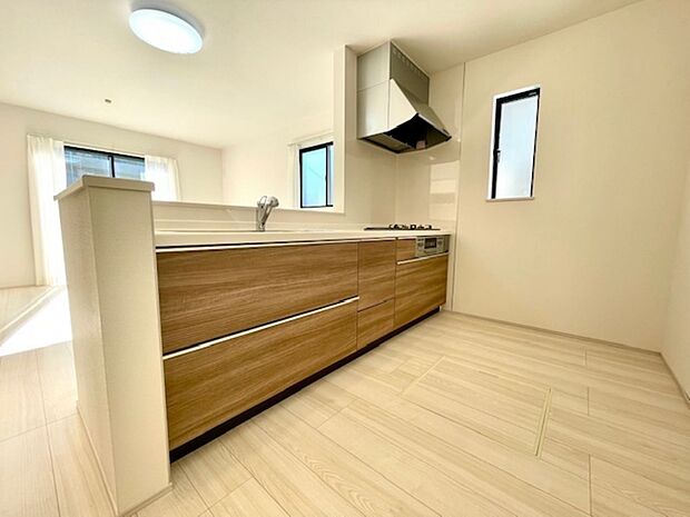 人造大理石トップのシステムキッチン