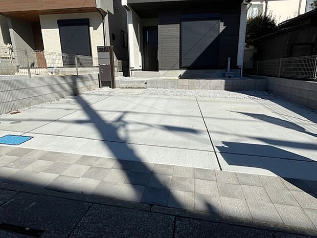 駐車スペースは並列2台分ございます