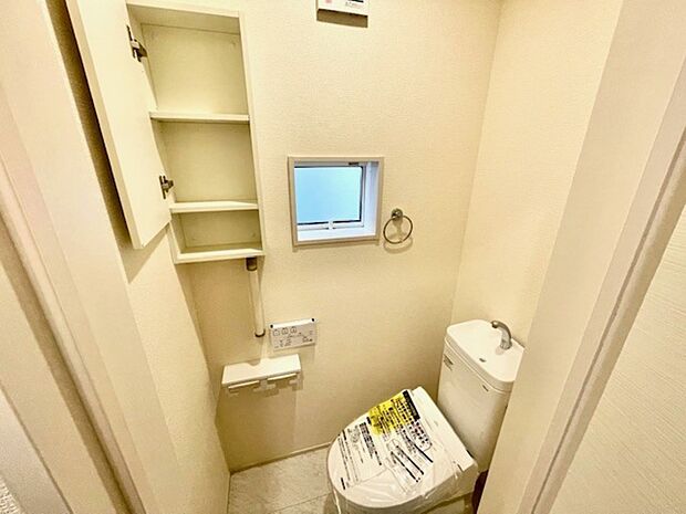 壁厚収納つきのトイレです