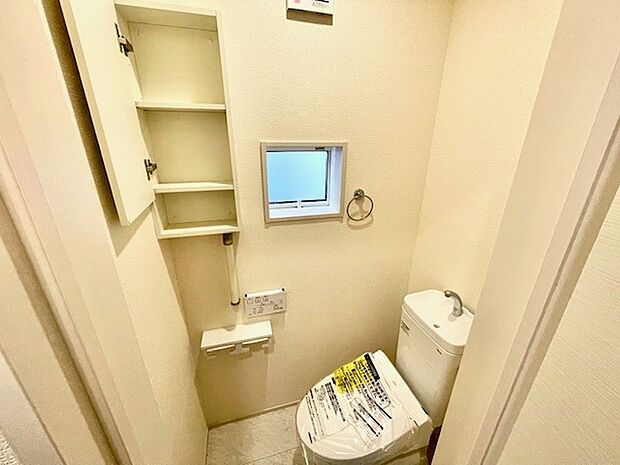 壁厚収納つきのトイレです