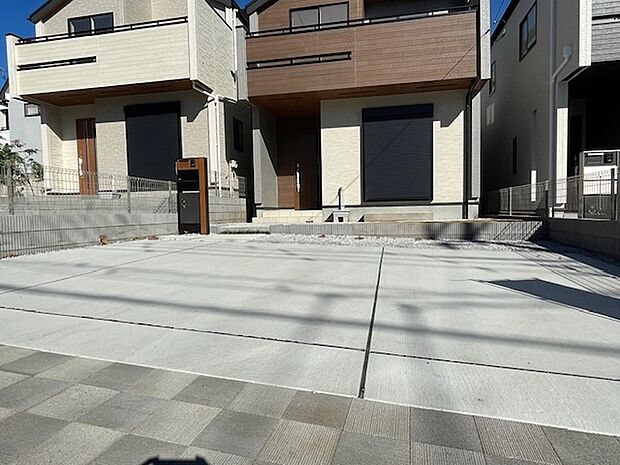 駐車スペースは並列2台分ございます