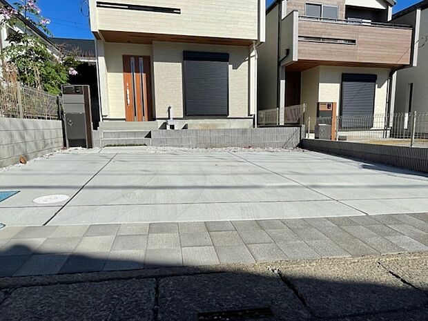 駐車スペースは並列2台分ございます