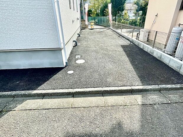 車種によっては2台駐車可能なカースペースです