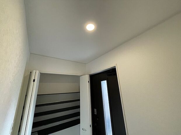 玄関上部の照明は人感センサータイプです