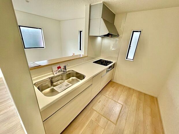 人造大理石トップのシステムキッチン