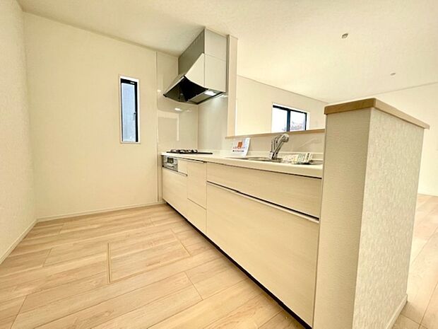 人造大理石トップのシステムキッチン