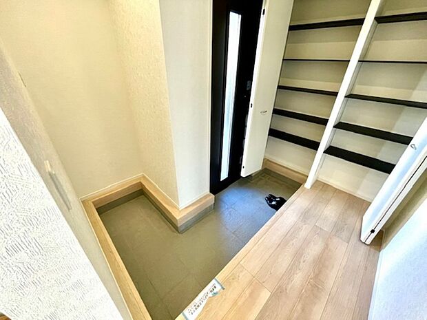 収納スペースたくさんの玄関周りです