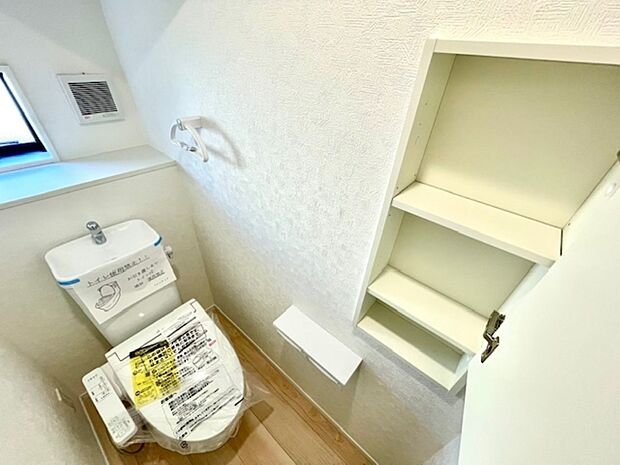壁厚収納つきのトイレです。ペーパーなどの保管に便利です。