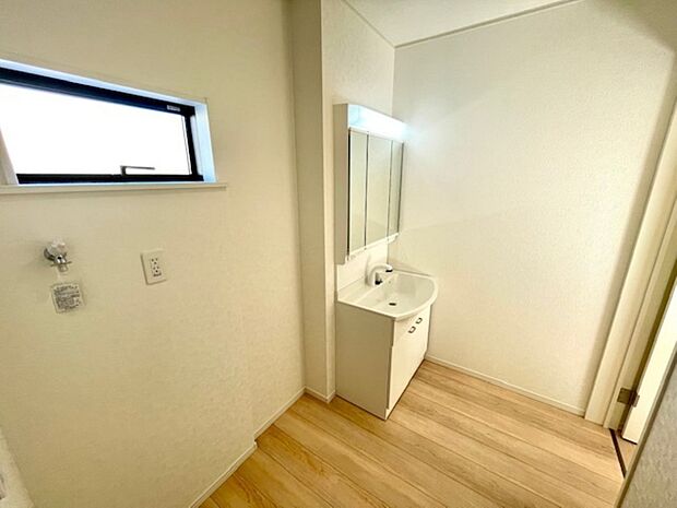 三面鏡タイプの洗面化粧台です