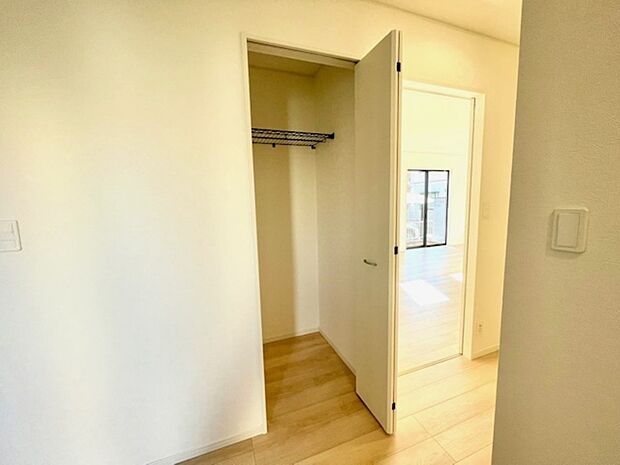 玄関ホールにも収納があります。コート掛けなどに重宝します。