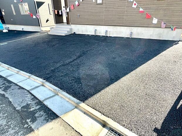 駐車スペースは並列2台分ございます